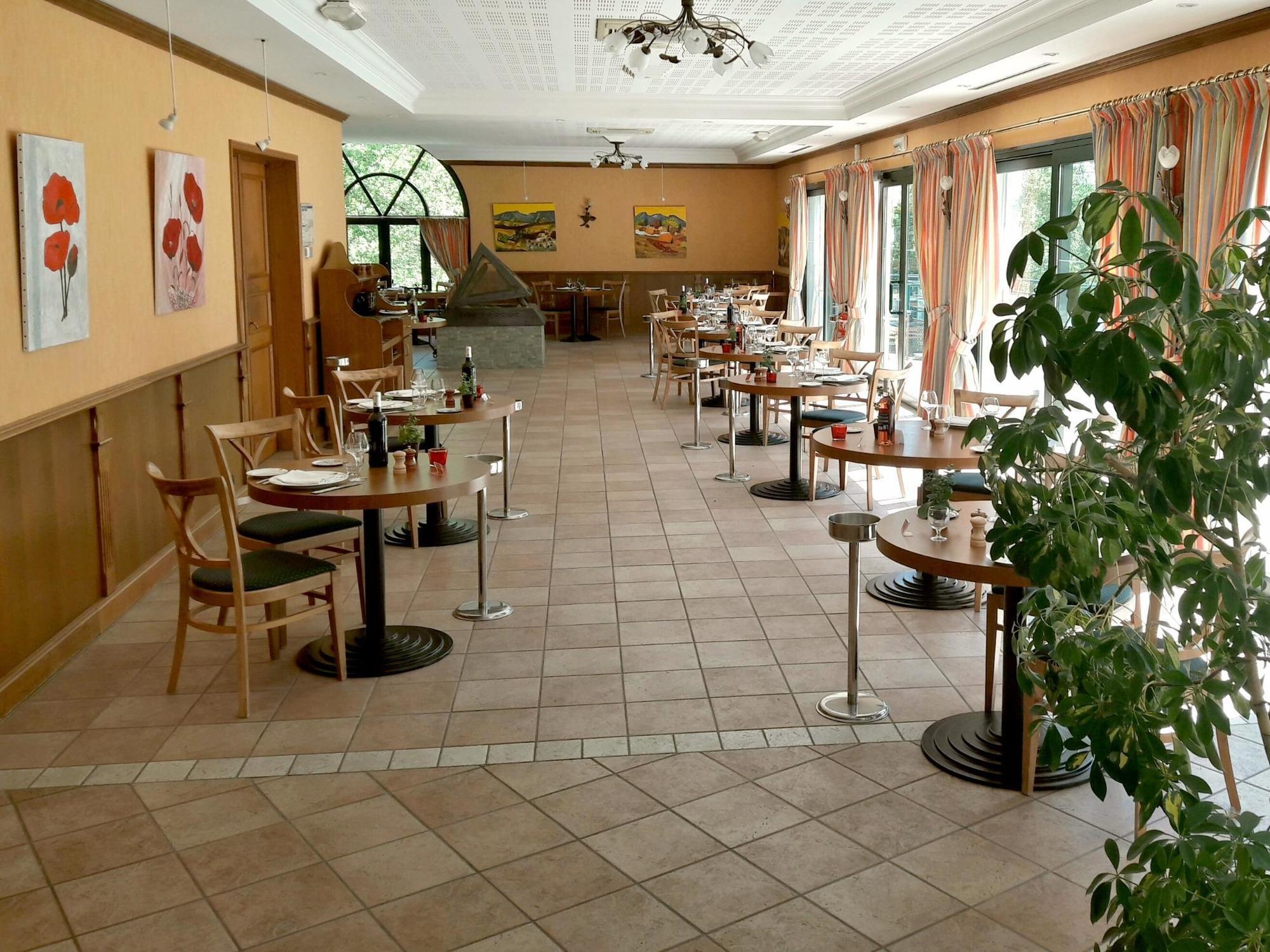 Logis Hotel - Restaurant Le Tulipier Vienne-le-Château Eksteriør bilde