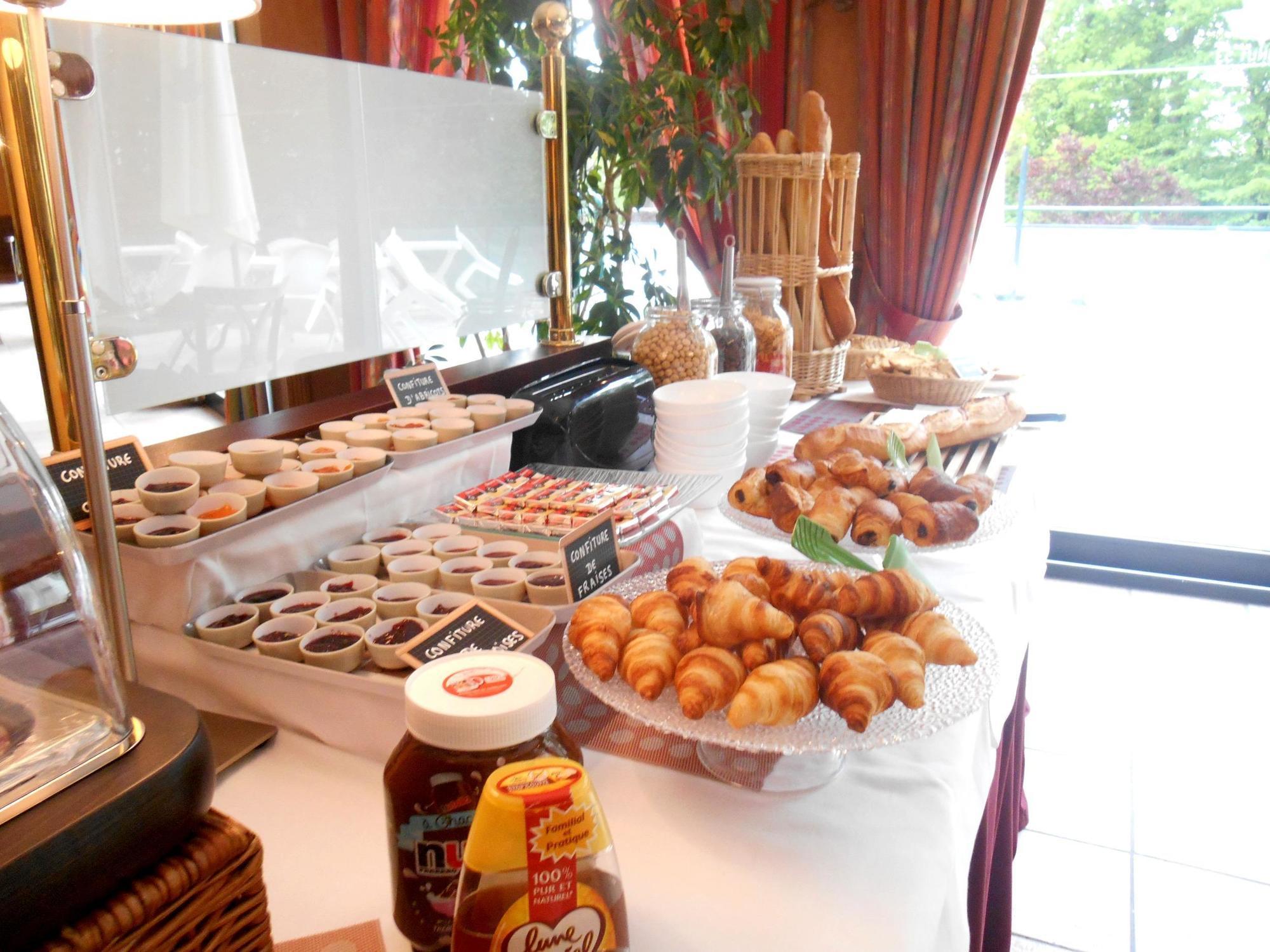 Logis Hotel - Restaurant Le Tulipier Vienne-le-Château Eksteriør bilde
