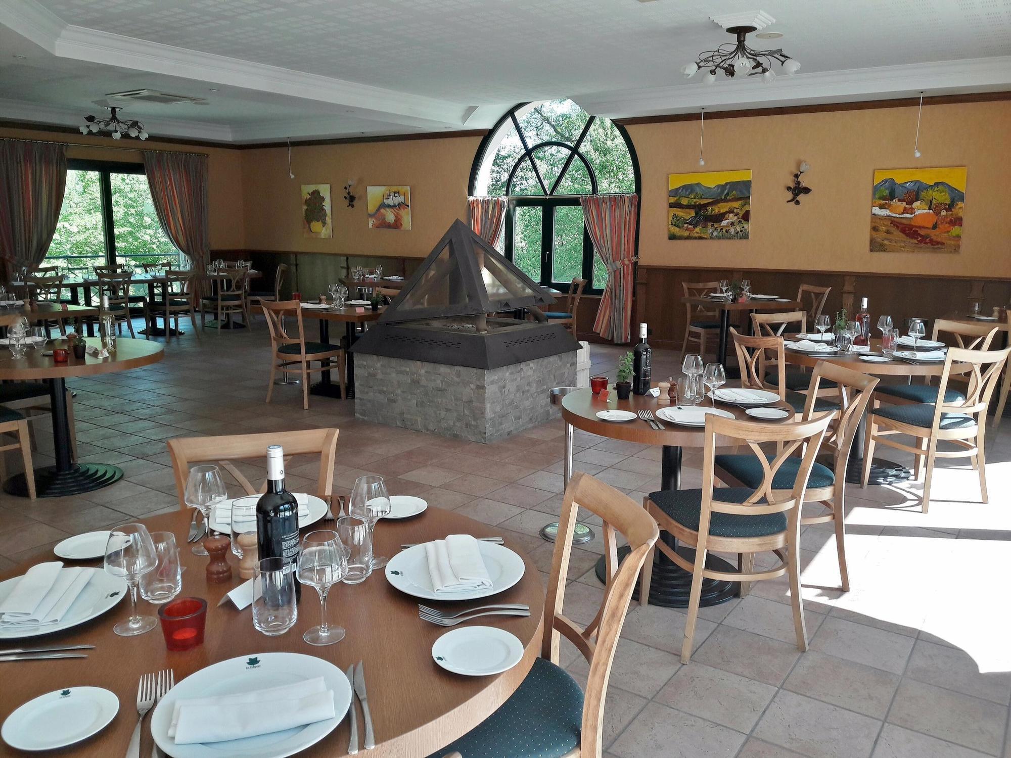 Logis Hotel - Restaurant Le Tulipier Vienne-le-Château Eksteriør bilde